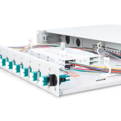 19. FO-Patchpanel mit Ausstattung 19 Zoll 1 HE, 12x LC DX, OM3, Anschlusskabel, Adapter, Einschubfächer, verschiebbar, grau