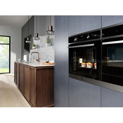 7. Dampfgarer mit Dampffunktion SteamBake ELECTROLUX EOD6F77WZ, schwarze Selbstreinigung, Katalyse, Soft-Close-Funktion