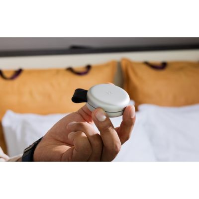 7. Twelve South ButterFly - MagSafe-kompatibles kabelloses Ladegerät für zwei Geräte (Hülle, Netzteil, Stecker für USA, Großbritannien, EU und Australien, 1 m USB-C - USB-C-Stromkabel im Lieferumfang enthalten)