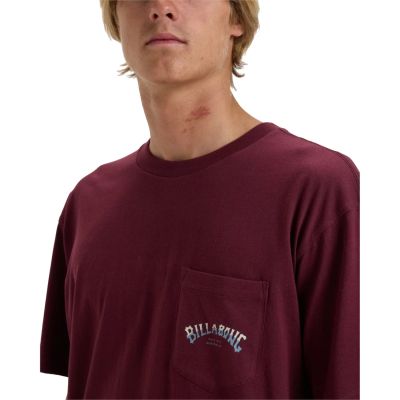 3. Billabong Stacked Arch Tee EBYZT00175-RSN0 Burgunderrot L