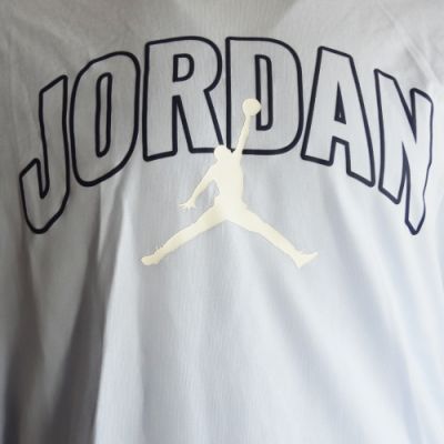 6. Air Jordan Brooklyn Arch Logo T-Shirt für Herren, Blau - IB7347-407