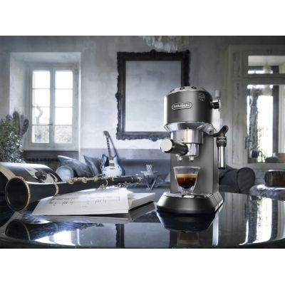 30. DeLonghi Dedica Style EC 685.BK (1350W; schwarz) Espressomaschine