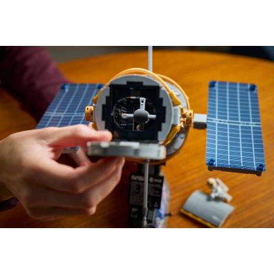 10. LEGO Icons 11382 - Hubble-Weltraumteleskop