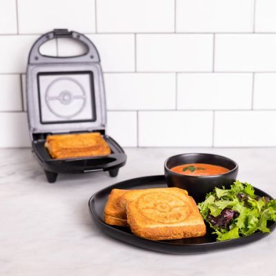 3. Uncanny Brands Pokémon Pokéball-Toaster Schwarz, Rot, Weiß