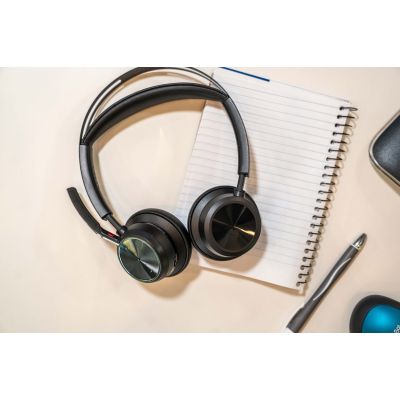 37. POLY Voyager Focus 2 USB-CC Headset mit USB-C/A-Adapter und Ladestation