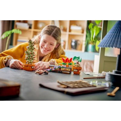 9. LEGO Harry Potter 76474 - Hogwarts Kräuterkunde Pflanzen