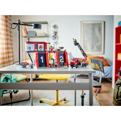 10. LEGO City 60414 Feuerwache mit Feuerwehrauto