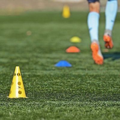 7. Yakimasport Trainingskegel mit Löchern 100042