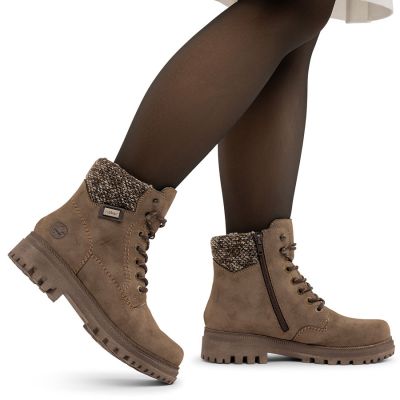 8. Bequeme braune Trapperstiefel für Damen von Rieker, Modell Y7621-25