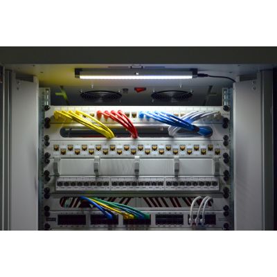 5. LED-Beleuchtungseinheit für Kleiderschränke mit automatischem Schalter und Magnetverschluss