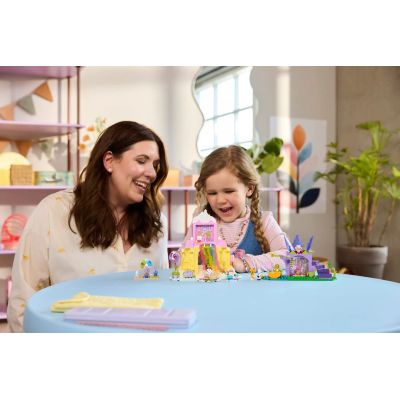 10. LEGO Gabis Katzenhaus 11205 Süßer Berg und Kittys Garten