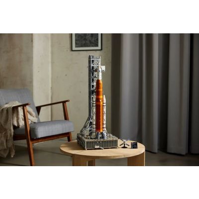 12. LEGO Icons 10341 NASA Artemis SLS-Rakete