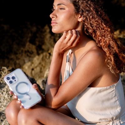 8. Uniq Coehl Savon Magnetische Ladehülle für iPhone 16 Pro – transparent