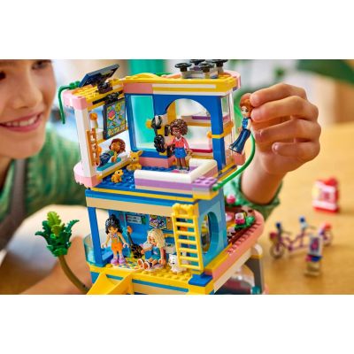 10. LEGO Friends 42689 – Heartlake Clubhaus