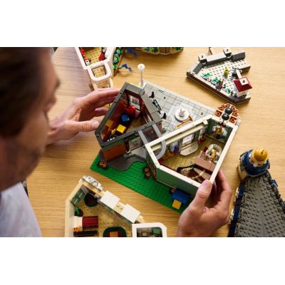 17. LEGO Icons 11371 – Einkaufsstraße