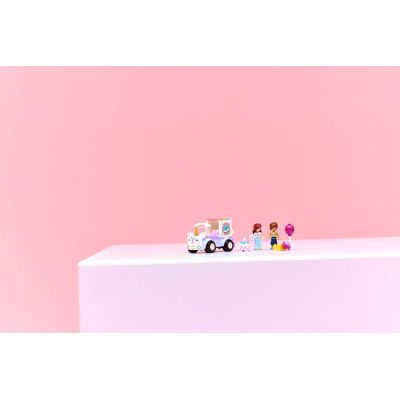 9. LEGO Friends 42675 Einhorn-Kuchenlieferwagen