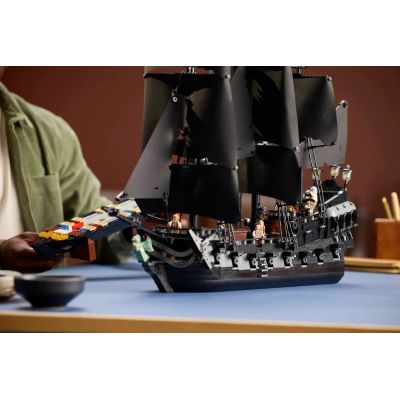 9. LEGO Icons 10365 – Captain Jack Sparrows Piratenschiff