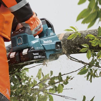 4. Makita DUC306Z Akku-Kettensäge, 2 x 18 V, BL-Motor, 300 mm, 20 m/s. Topgriff. Ohne Akku und Ladegerät!