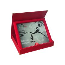 Glasdiplom in einer Vitrine