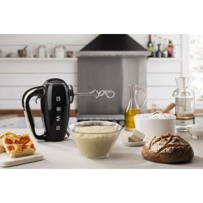 3. Smeg HMF01BLEU Handmixer im Retro-Stil der 1950er Jahre.