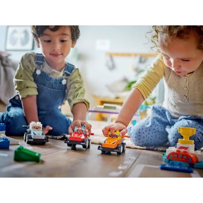 9. LEGO DUPLO TOWN 10445 Formel-1-Autos und Fahrer