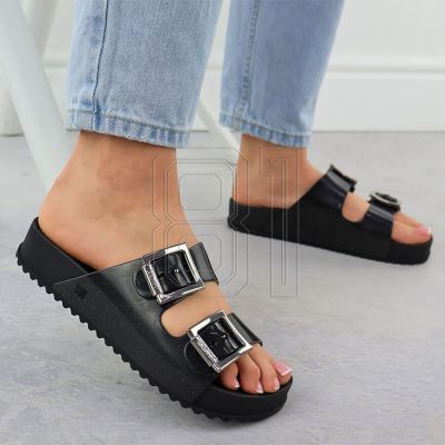 9. Zaxy RR285058 W INT2135C Flip-Flops
