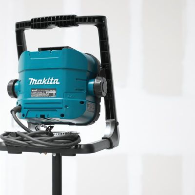 6. Bauleuchte 14,4/18 V/230 V LED DML805 MAKITA