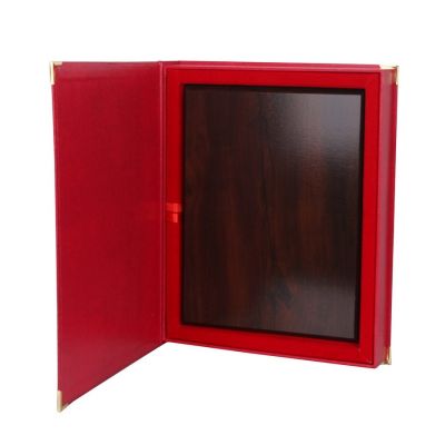 Rotes Etui mit Rückseite