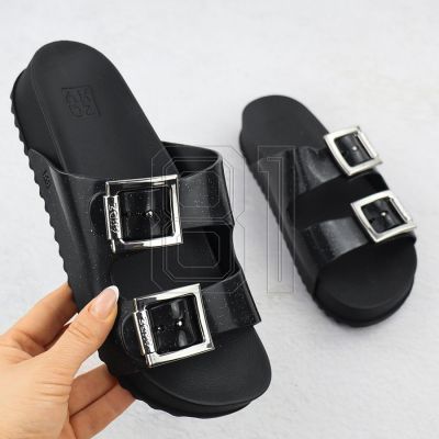4. Zaxy RR285058 W INT2135C Flip-Flops