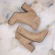 14. Wildlederstiefeletten mit Blockabsatz und Plateau, isoliert, M.Daszyński W SAN24B, beige