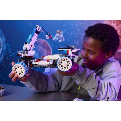 9. LEGO Technic 42211 – Mondaußenposten-Weltraumrover
