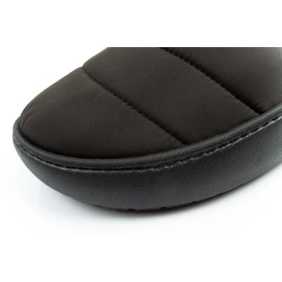 6. Crocs Herren-Hausschuhe Classic Puff Moc Hausschuhe schwarz isoliert