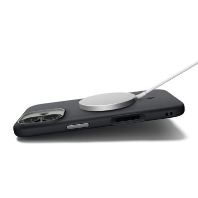 10. Spigen Nano Pop MagSafe Case für iPhone 17 - Schwarz