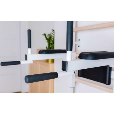 27. Turnwand-Stangenanlage aus Holz und Metall mit Stange, Bank und Zubehör BANCHK 233W