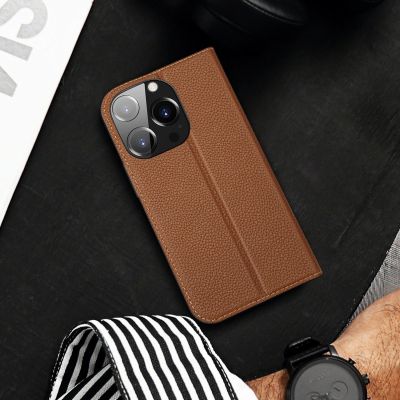 6. Dux Ducis Skin X2 Hülle für iPhone 14 Pro Hülle mit Magnetklappe braun