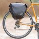 4. Rockbros AS-003-1BK wasserdichte Fahrradtasche mit Schultergurt, Vorder-/Hinterradbefestigung, 10-14 l – schwarz