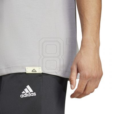 6. adidas Tech Linear Graphic T-Shirt M IY0728