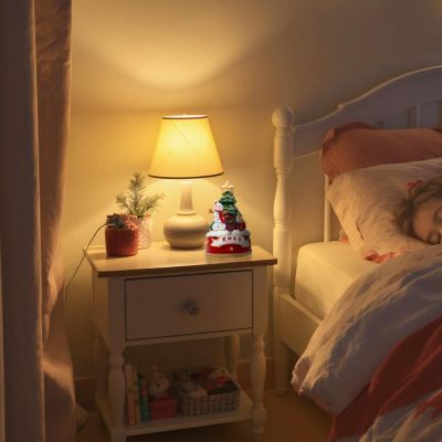 24. Schneemann spielt Weihnachtsdekoration