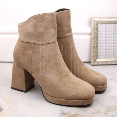 6. Wildlederstiefeletten mit Blockabsatz und Plateau, isoliert, M.Daszyński W SAN24B, beige