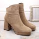 6. Wildlederstiefeletten mit Blockabsatz und Plateau, isoliert, M.Daszyński W SAN24B, beige