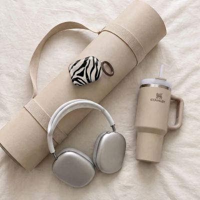 6. Tech-Protect Lamano Hülle für AirPods Pro 3 – schwarz und beige