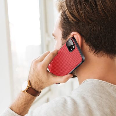 9. Dux Ducis Fino Hülle aus Nylon für iPhone 14 Plus rot