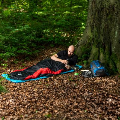 NILS CAMP NC2012 Schlafsack schwarz und rot