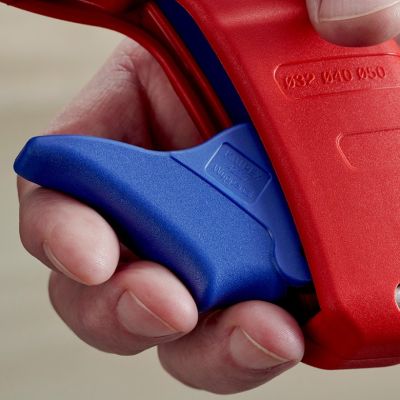 41. Knipex 90 23 01 BK Handrohrschneider