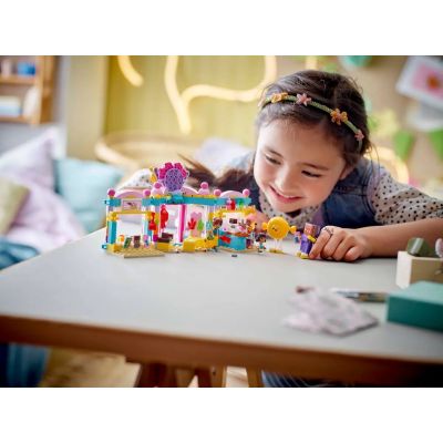 8. LEGO FRIENDS 42649 Süßwarenladen in Heartlake