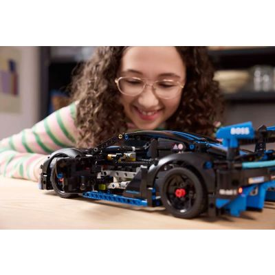 21. LEGO Technic 42176 Porsche GT4 e-Performance Rennwagen