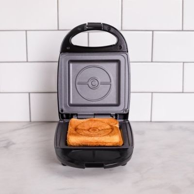 7. Uncanny Brands Pokémon Pokéball-Toaster Schwarz, Rot, Weiß