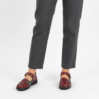 6. Bequeme, bordeauxrote Damenschuhe mit durchbrochenem Klettverschluss, Modell Unisoft 9955