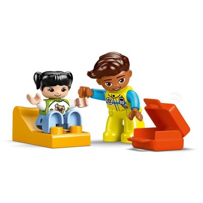 5. LEGO DUPLO TOWN 10447 Krankenwagen mit Fahrer