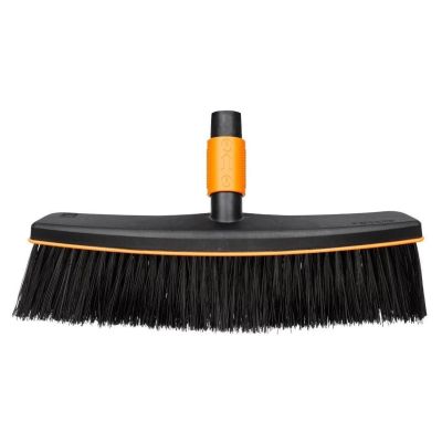 7. Fiskars 1025921 Outdoor-Besen Schwarz